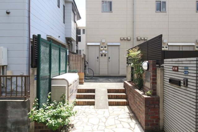 板橋区宮本町のアパートのエントランス