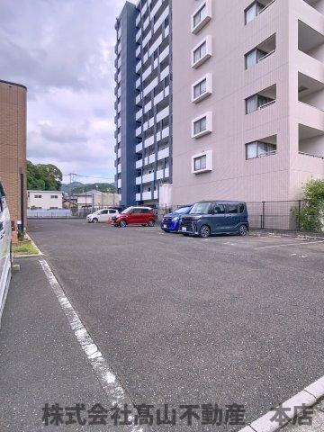 宗像市土穴１丁目のアパートの駐車場