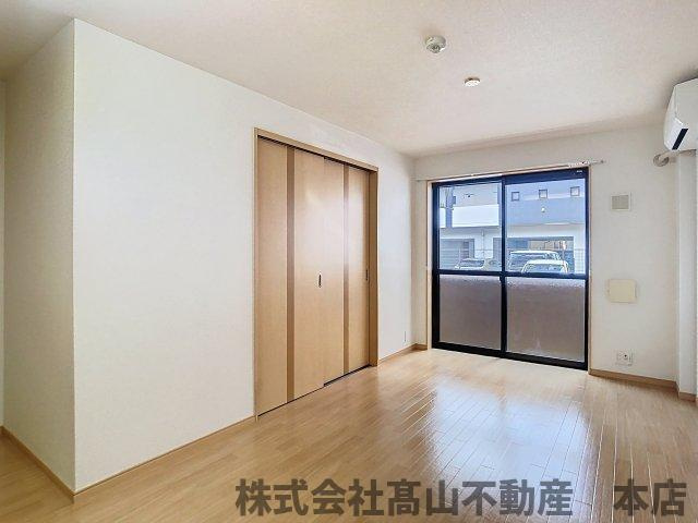 宗像市土穴１丁目のアパートの居間・リビング