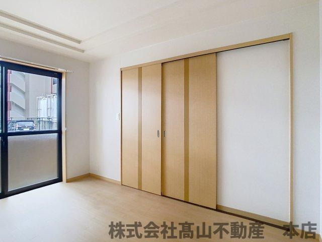 宗像市土穴１丁目のアパートの居間・リビング
