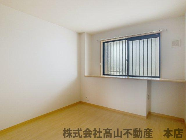 宗像市土穴１丁目のアパートの居間・リビング