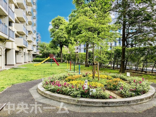 業平橋住宅の中庭|敷地内には緑が多く住環境良好です。