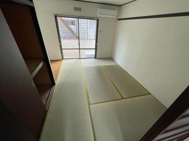 横浜市金沢区富岡東６丁目のアパートの居間・リビング
