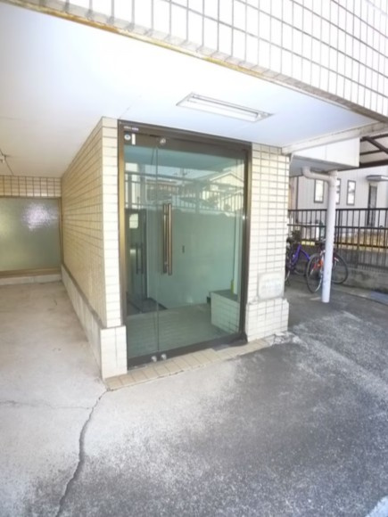 千葉市中央区旭町の賃貸マンションのエントランス