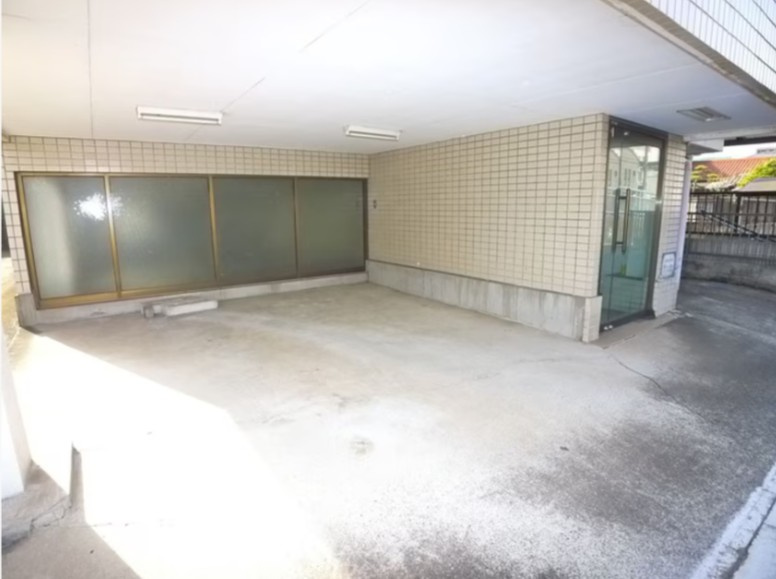 千葉市中央区旭町の賃貸マンションの駐車場