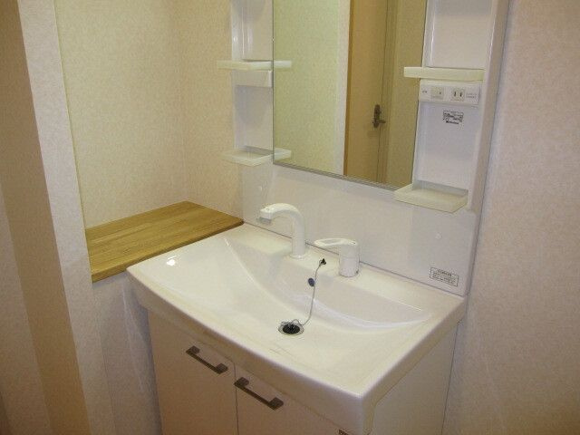 サンモールの独立洗面台|独立洗面台、小物を置くことができて便利です