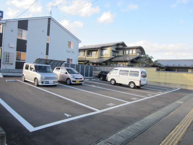 グラン　リーオの駐車場