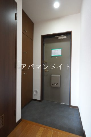 【玄関】 | 収納もある玄関です