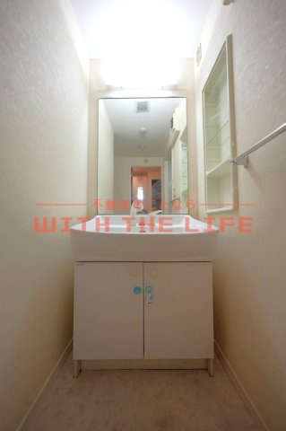 第33上野ビル【キャッシュバック対象物件】の独立洗面台|朝の支度にも助かる、独立の洗髪洗面化粧台