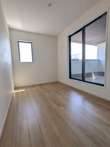 ひたちなか市稲田　1期の洋室|バルコニーに面したお部屋は照明を点ける時間が少なくて済むので省エネに繋がります。
