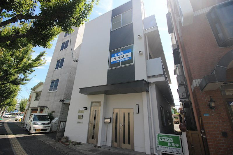 TAXビルの外観