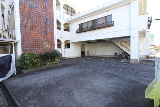 春日井市小野町６丁目の賃貸マンションの駐車場