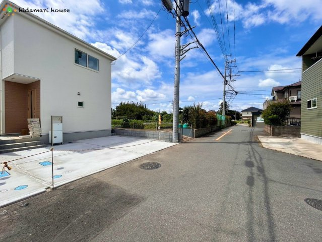 上尾市大谷本郷01期　新築戸建　リナージュ01の前面道路含む現地写真