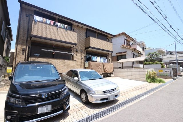 エルミタージュの駐車場