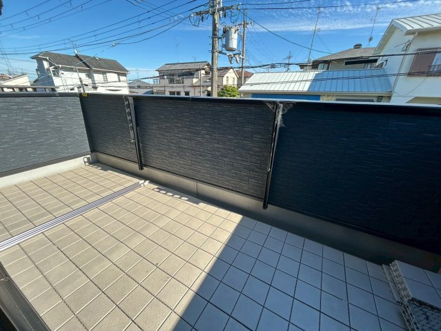 森本町天神森のバルコニー|バルコニーはぽかぽか南向きでお洗濯物に嬉しい！バルコニー内には水栓もついており、お掃除ラクラク♪（R8.5撮影）