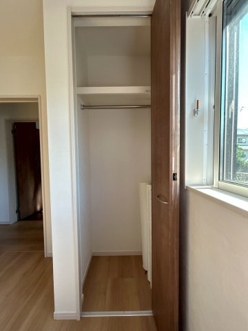 森本町天神森の収納|クローゼット内はハンガーパイプが備え付けになっております。上部には棚も設けられており、収納ボックスなどでスッキリ整理整頓もできちゃいます！（R8.5撮影）