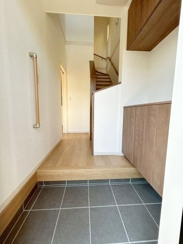森本町天神森の玄関|住まいの「顔」となる玄関。スッキリした玄関にできるシューズボックスは欠かせない存在ですね♪（R8.5撮影）