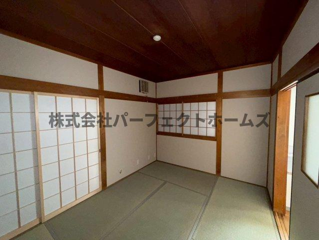 春日町戸建　賃貸の和室|柔らかい畳が心地よい和室