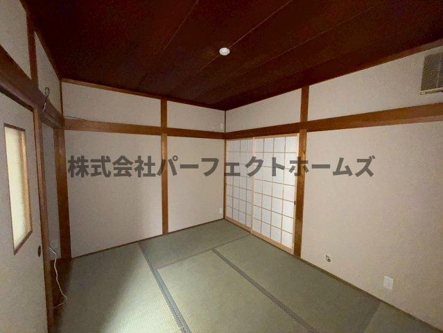 春日町戸建　賃貸の和室|柔らかい畳が心地よい和室