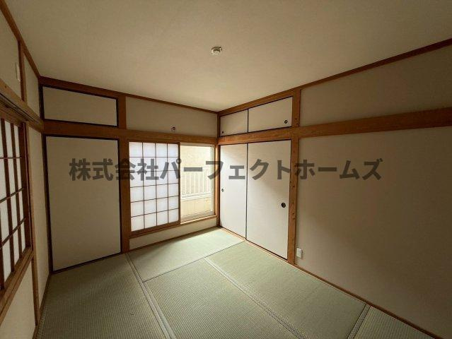 春日町戸建　賃貸の和室|柔らかい畳が心地よい和室