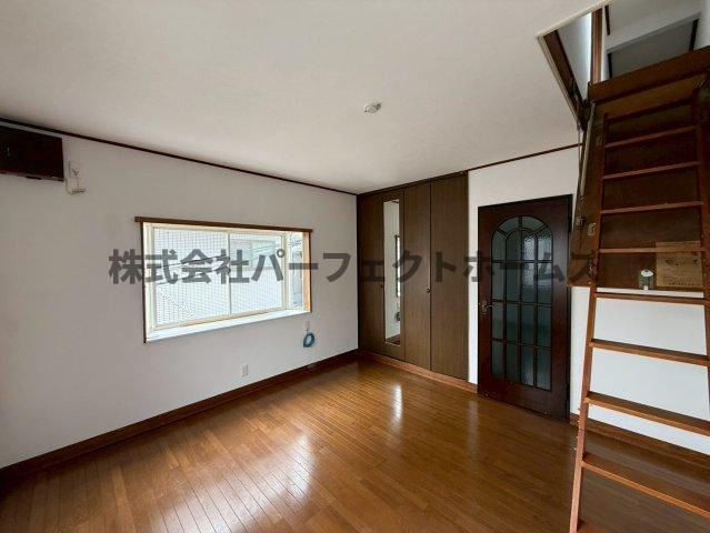 春日町戸建　賃貸の洋室|コンパクトで使いやすい洋室です