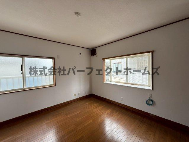 春日町戸建　賃貸の洋室|落ち着いた色調の洋室です