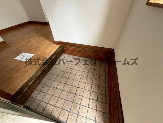 春日町戸建　賃貸の玄関|明るい玄関です
