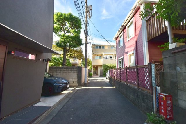 文京区目白台2丁目　中古戸建の前面道路含む現地写真|現地写真

現地ご見学希望・資料請求などお気軽にお問い合わせ下さい！
03-5990-5201