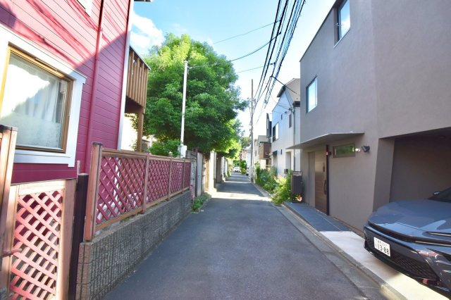 文京区目白台2丁目　中古戸建の前面道路含む現地写真|現地写真

現地ご見学希望・資料請求などお気軽にお問い合わせ下さい！
03-5990-5201