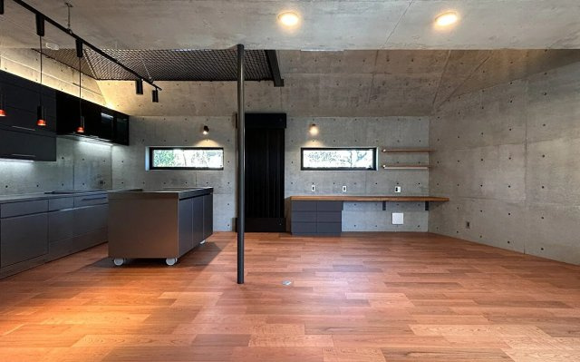 文京区目白台2丁目　中古戸建の居間・リビング|現地写真

現地ご見学希望・資料請求などお気軽にお問い合わせ下さい！
03-5990-5201