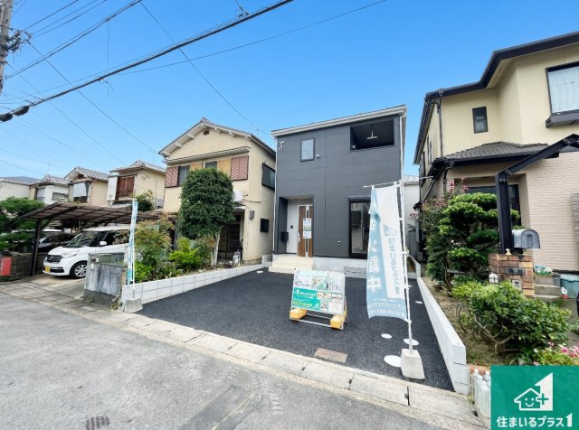 宇治市槇島町一ノ坪　第3期　新築一戸建ての前面道路含む現地写真|周辺は閑静な住宅街！前面道路広々で車の出し入れも便利です。駐車が苦手な方でも安心して車庫入れできます！