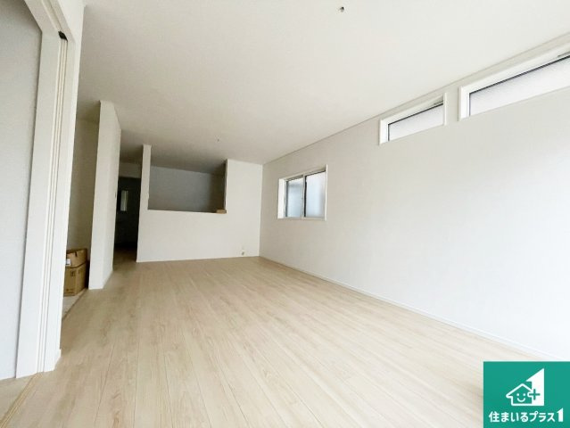 宇治市槇島町一ノ坪　第3期　新築一戸建ての居間・リビング|広く明るい、リビングは子育て中のお母さんも安心の対面キッチン。忙しいお母さんに嬉しい水回りが集約された家事導線が短く済む設計！