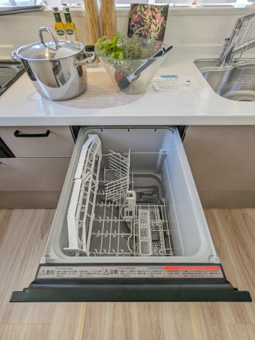 ひたちなか市東大島　1期のキッチン|三口コンロでお料理もスムーズ！うれしい食洗器付きで時短に繋がり～家事も楽ぅ～！！