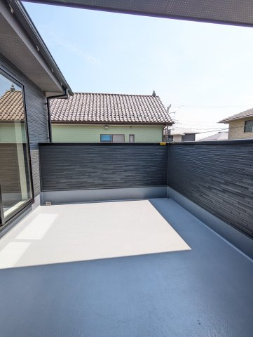 ひたちなか市東大島　1期のバルコニー|ク暖かな日差しのふりそそぐ広々ルーフバルコニー、たくさんの洗濯物が干せます～