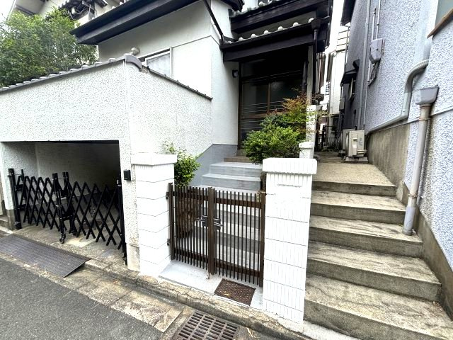 河原城貸家のエントランス
