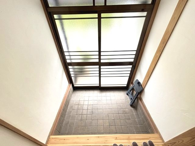 河原城貸家の玄関