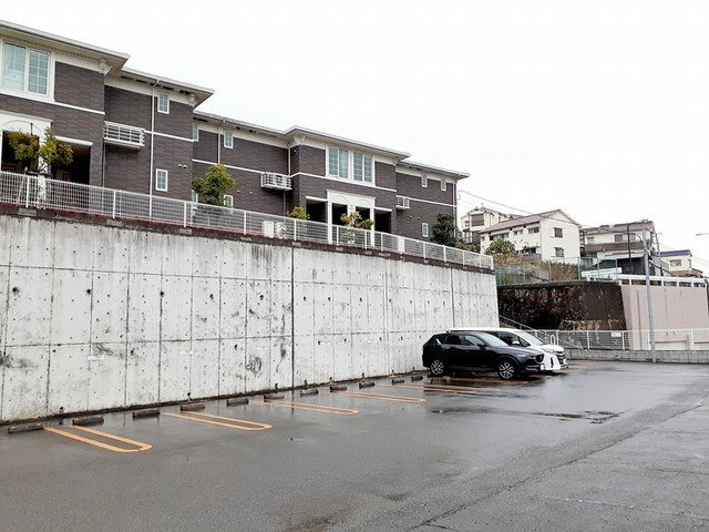 神戸市垂水区舞子坂４丁目のアパートの駐車場