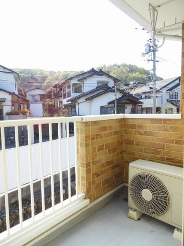 グッディ亀山Ａのバルコニー|外からの目が気にならないバルコニーで洗濯物が干せます
