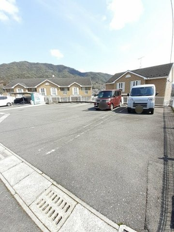 グッディ亀山Ａの駐車場|駐車場に車を止められます