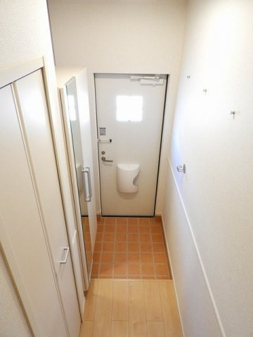 クロガネＡの玄関|収納もある玄関です