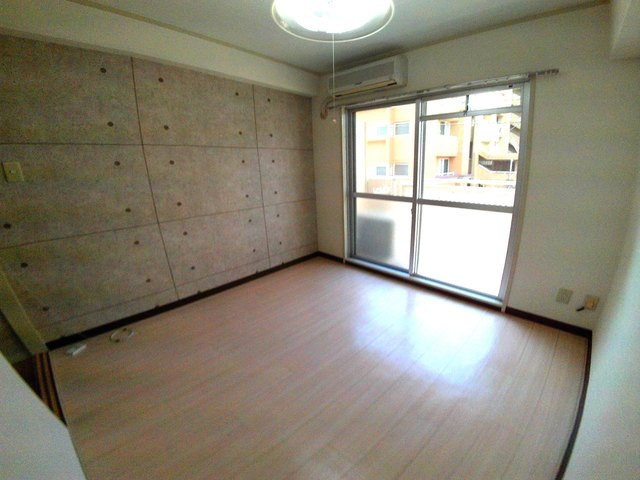 ドルフ西岡本の洋室