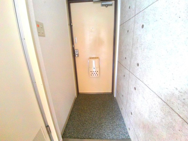 ドルフ西岡本の玄関
