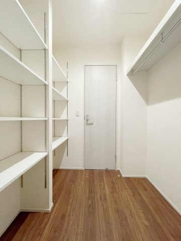 新築戸建・新築建売　郡山市大槻上柵　大槻小・大槻中の収納|廊下とキッチンから出入りできるパントリー！可動棚やハンガーパイプがついています！