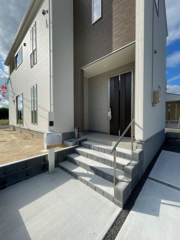 新築戸建・新築建売　郡山市大槻上柵　大槻小・大槻中の玄関|郵便受け＆カメラ付きインターホン付き！手すり付き玄関になります！