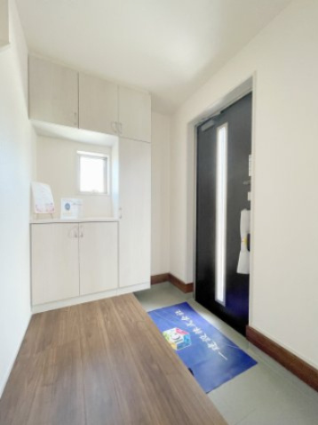 新築戸建・新築建売　郡山市大槻上柵　大槻小・大槻中の玄関|小窓やドア窓から優しい日の光が射し込む明るい玄関！