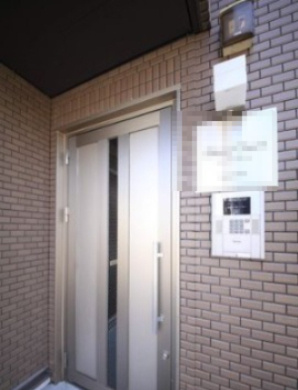 八王子市千人町３丁目のアパートのエントランス