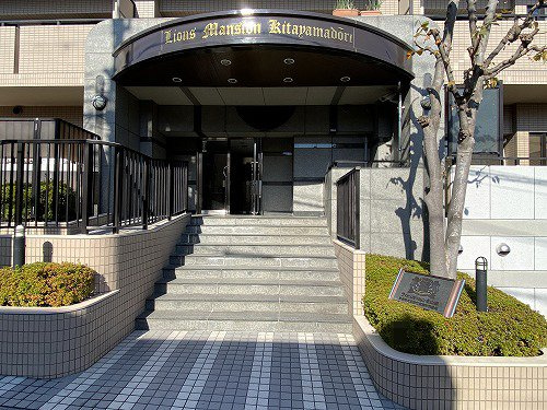 ライオンズマンション北山通のエントランス