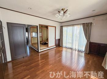 平塚市中里　中古戸建の居間・リビング|10帖　リビング