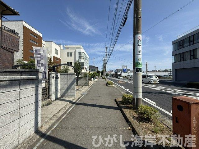 平塚市中里　中古戸建の前面道路含む現地写真|現地外観