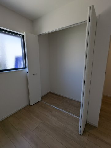 ひたちなか市田彦1期の収納|広々クローゼットがあり、お部屋をすっきりとお使いいただけます。